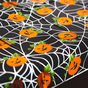   Family 56542A Halloween-i asztalterítő - alumínium hatású - 137 x 183 cm - tök, pókháló