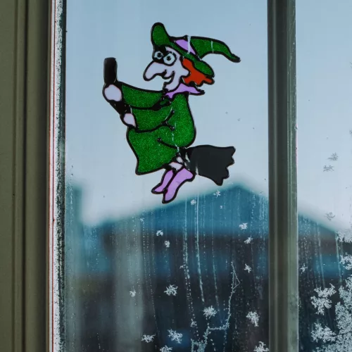 Family 58107B Halloween-i ablakdekor - színes csillámos boszorkány