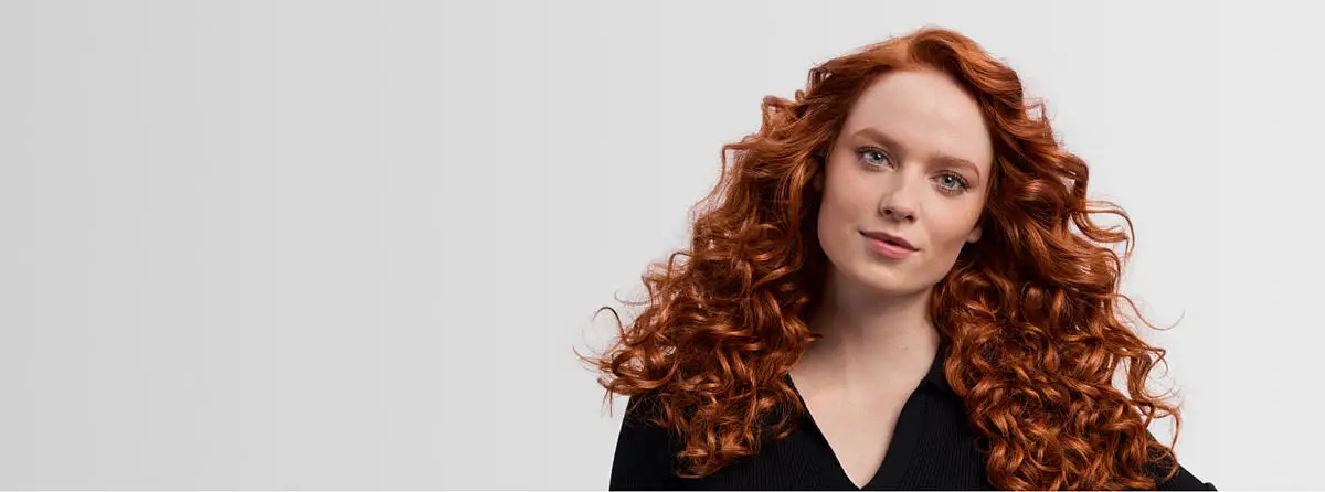 Göndör frizura a 80-as évek stílusában